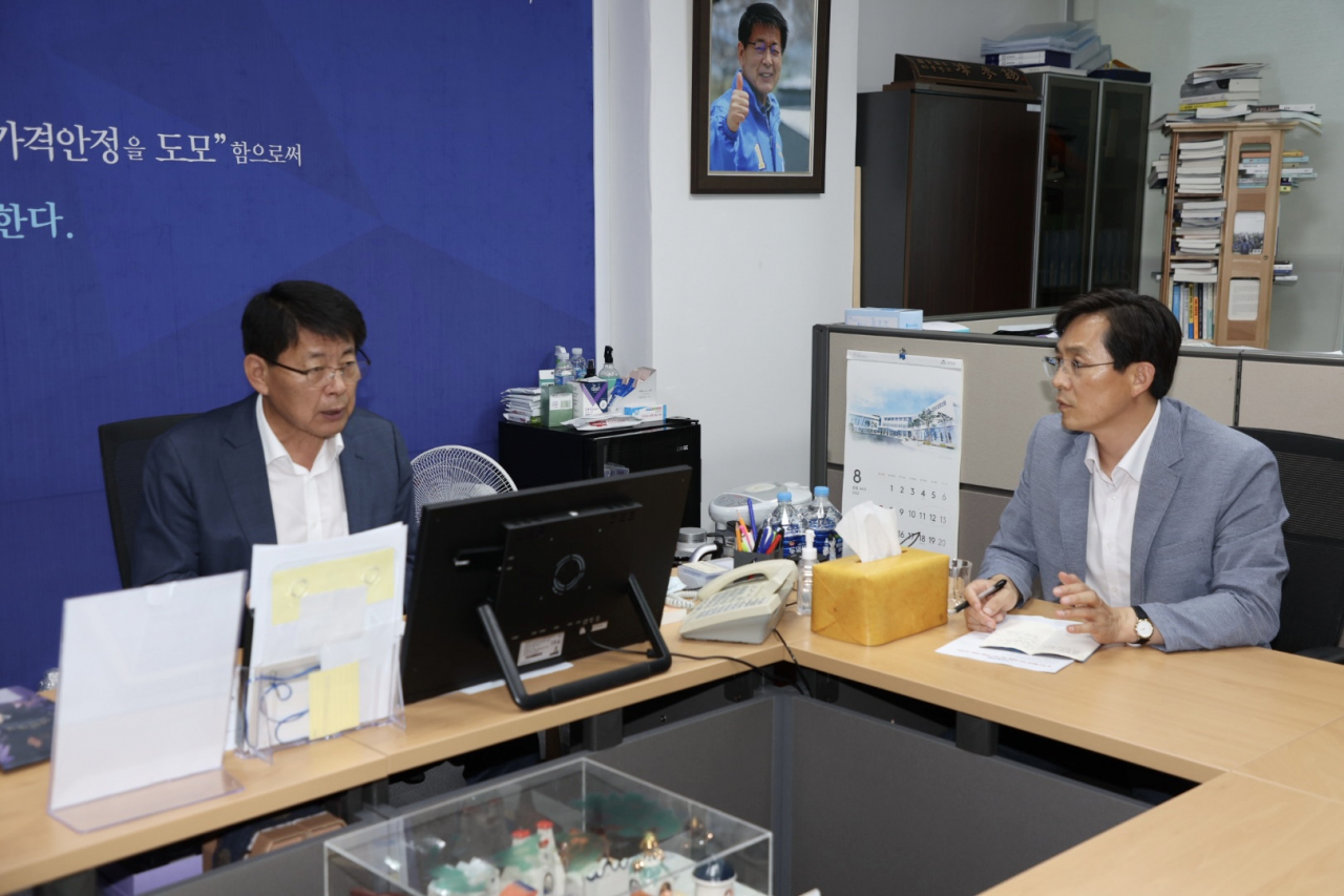 우승희군수(오른쪽)가 서삼석의원에게 현안사업을 설명하고 있다
