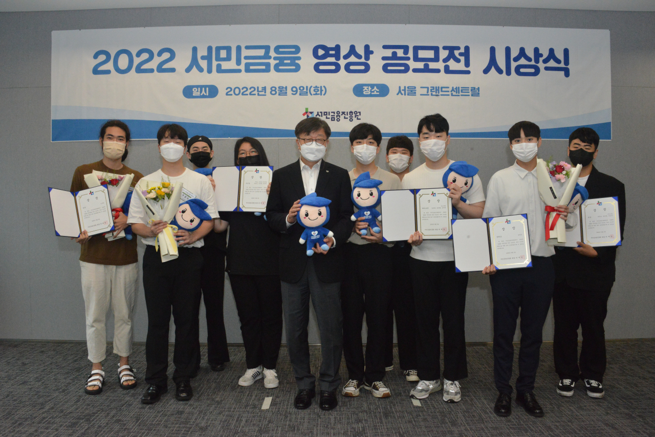 이재연 서민금융진흥원장이 9일 서울 중구 그랜드센트럴에서 열린 서민금융 영상 공모전 시상식에 참여해 수상자들을 격려하고 있다.[서민금융진흥원 제공]