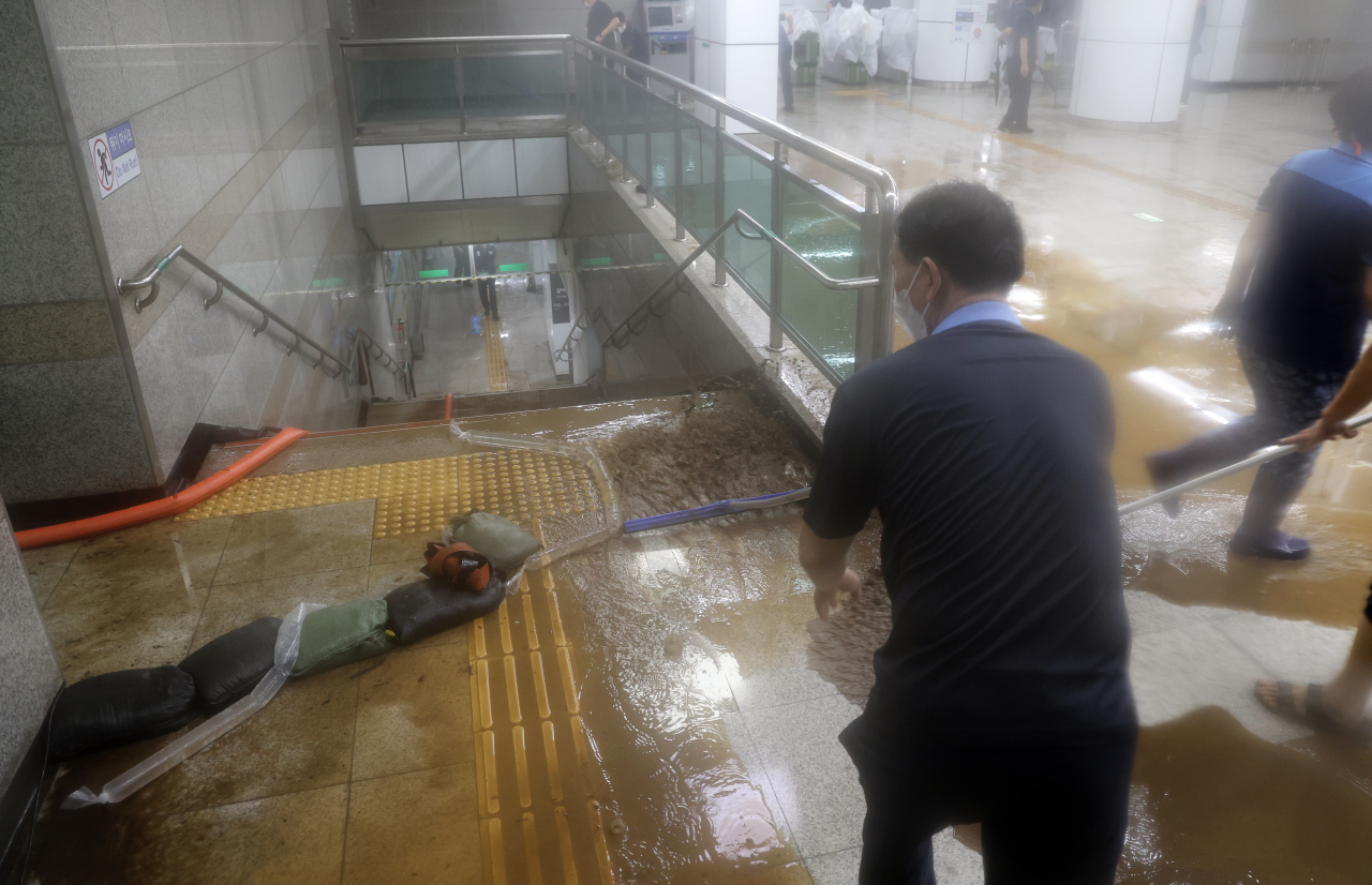 Isu station in southern Seoul starts clean up efforts after flooding on Tuesday. (Yonhap)