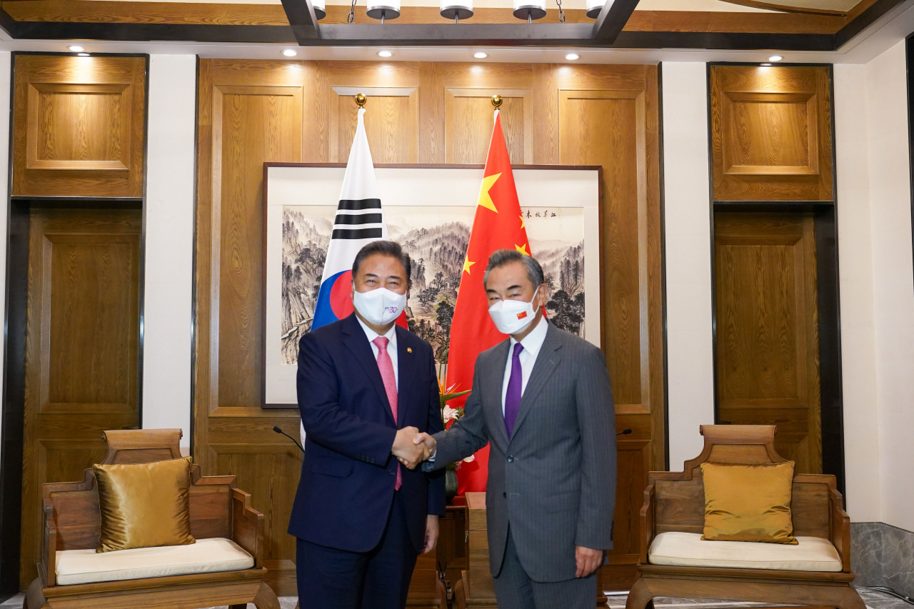 박진 외교부 장관이 9일 중국 칭다오시 지모구 지모고성군란호텔에서 왕이 중국 외교담당 국무위원 겸 외교부장과 회담에 앞서 악수하고 있다. [외교부 제공]