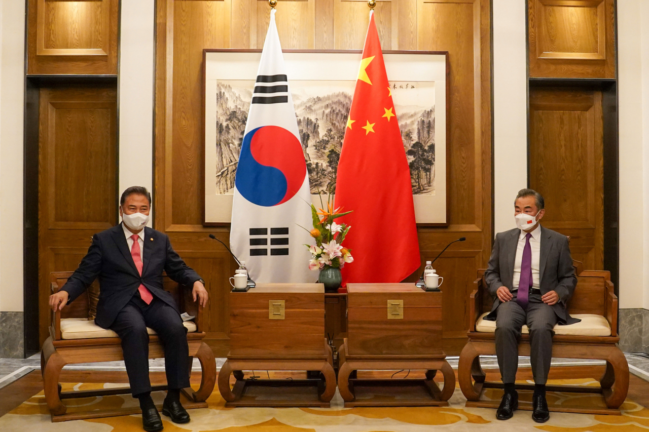 박진 외교부 장관이 9일 중국 칭다오시 지모구 지모고성군란호텔에서 왕이 중국 외교담당 국무위원 겸 외교부장과 회담하고 있다. [외교부 제공]