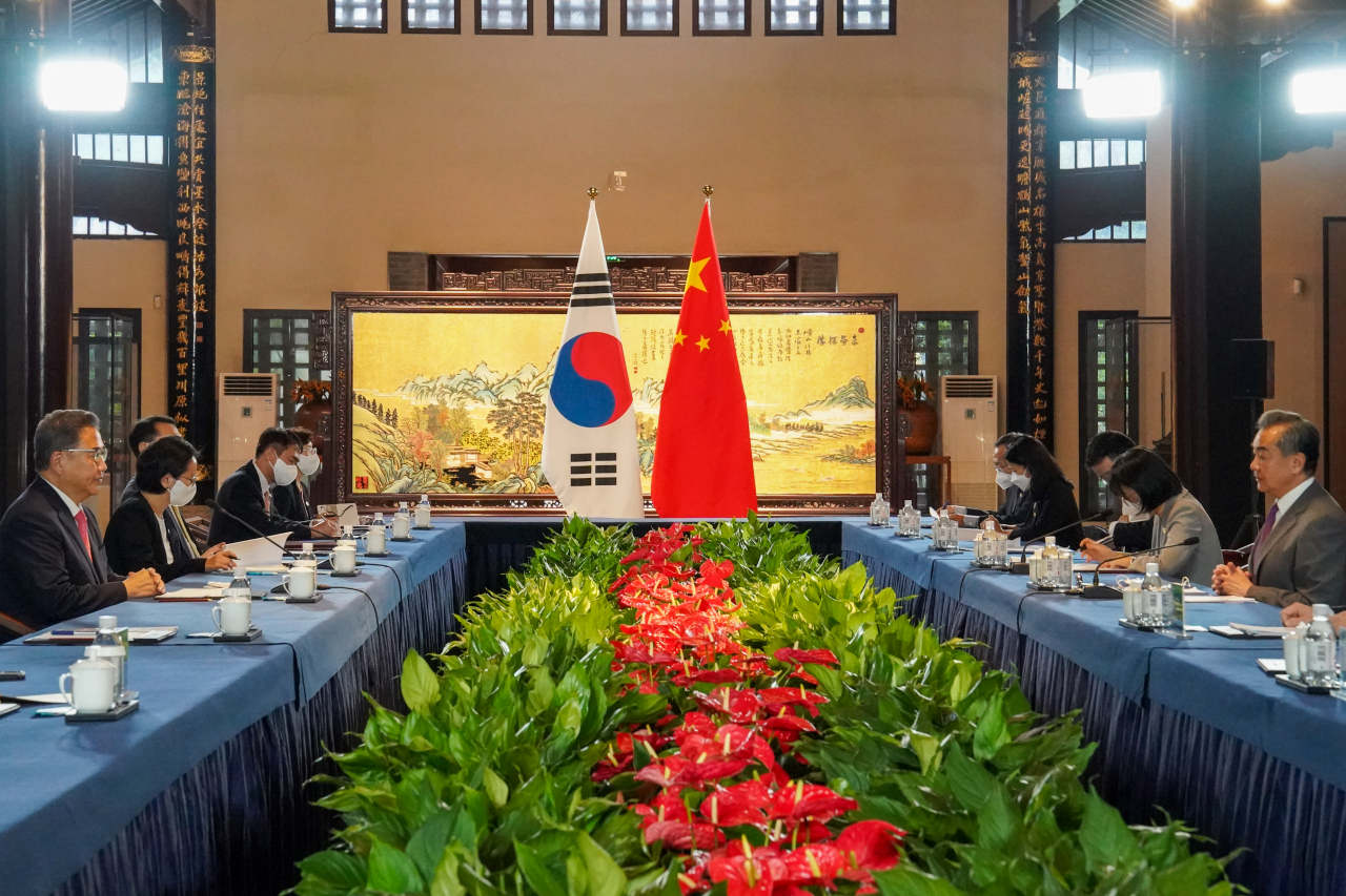 박진 외교부 장관이 지난 8월9일 오후(현지시간) 산둥성(山東省) 칭다오(靑島) 지모고성군란호텔 회담장 ‘학궁’에서 왕이(王毅) 중국 국무위원 겸 외교부장과 한중 확대 외교장관 회담을 개최했다. [외교부 제공]