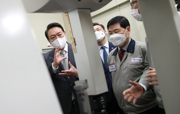 윤석열 대통령이 당선인 시절인 지난 4월 경남 창원시 창원국가산업단지 내 원전 가스터빈 부품업체를 방문해 공장 설비를 살펴보고 있다. [연합]