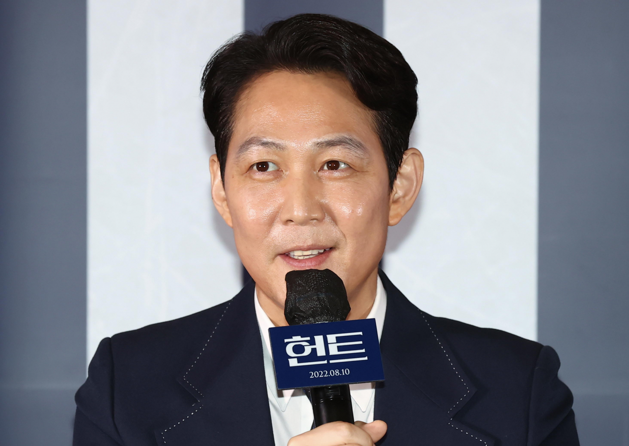 영화 '헌트' 제작발표회에서 감독과 주연을 맡은 배우 이정재가 인사말을 하고 있다. [연합]