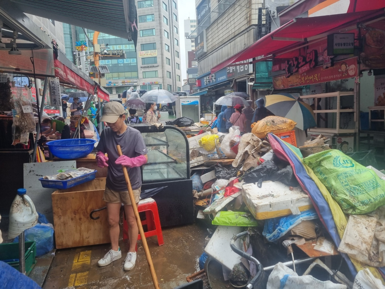 지난 9일 오후 서울 동작구 남성사계시장에서 한 상인이 가게를 정리하고 있다. 김빛나 기자