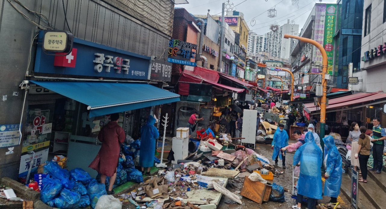 지난 9일 오후 서울 동작구 남성사계시장에서 수해복구작업이 한참 진행 중이다. 김빛나 기자