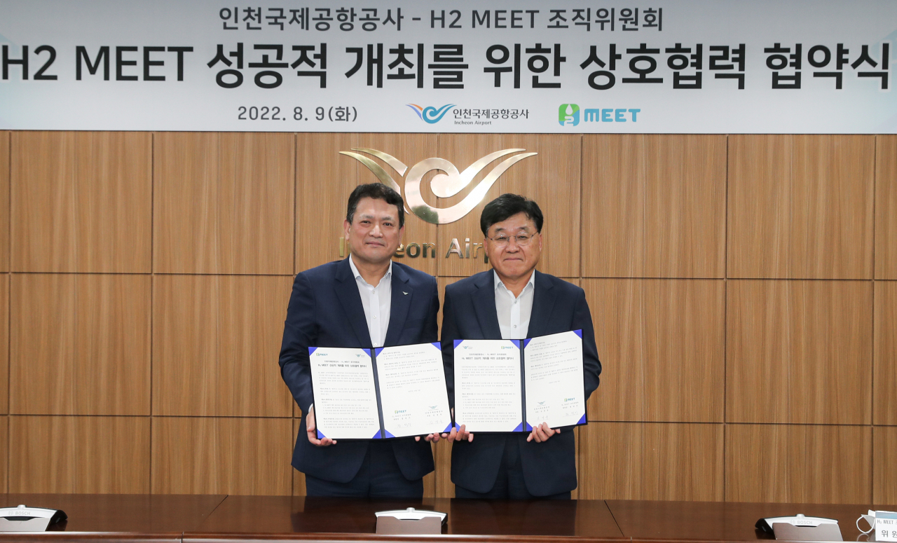 H2 MEET 조직위원회와 인천국제공항공사가 2022 H2 MEET의 성공적 개최를 위한 업무협약을 체결했다. 김경욱(사진 왼쪽부터) 인천국제공항공사 사장과 정만기 H2 MEET 조직위원장이 협약식에서 기념사진을 찍고 있다. [H2 MEET 조직위 제공]