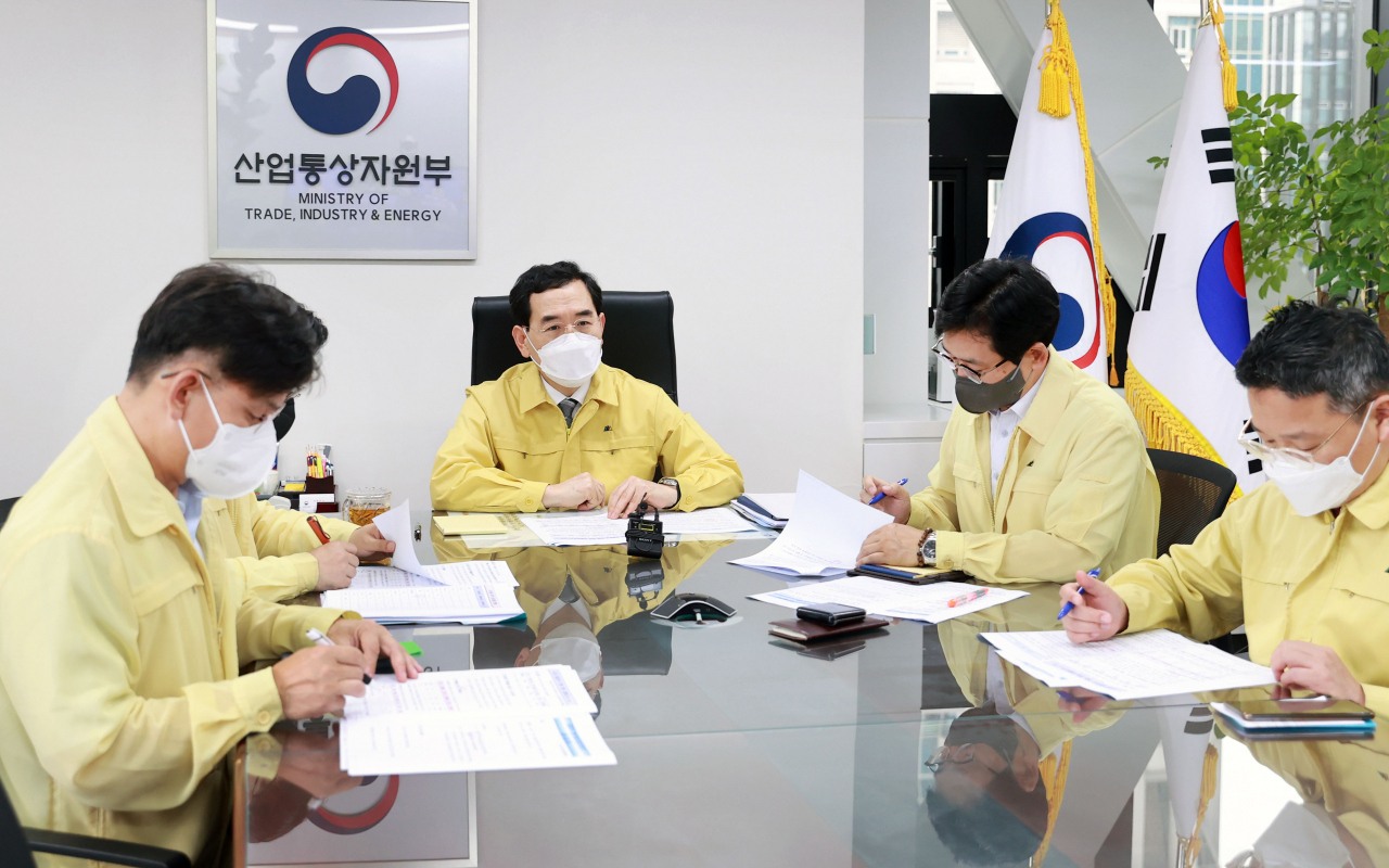 이창양 산업통상자원부 장관이 9일 정부서울청사 집무실에서 '집중호우 관련 에너지시설·산업단지 상황 점검회의'를 주재하고 있다. [연합］