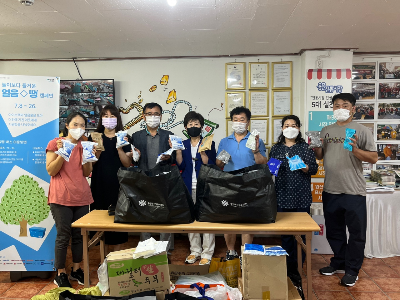 용문전통시장상인회 아이스팩 전달. [용산구 제공]