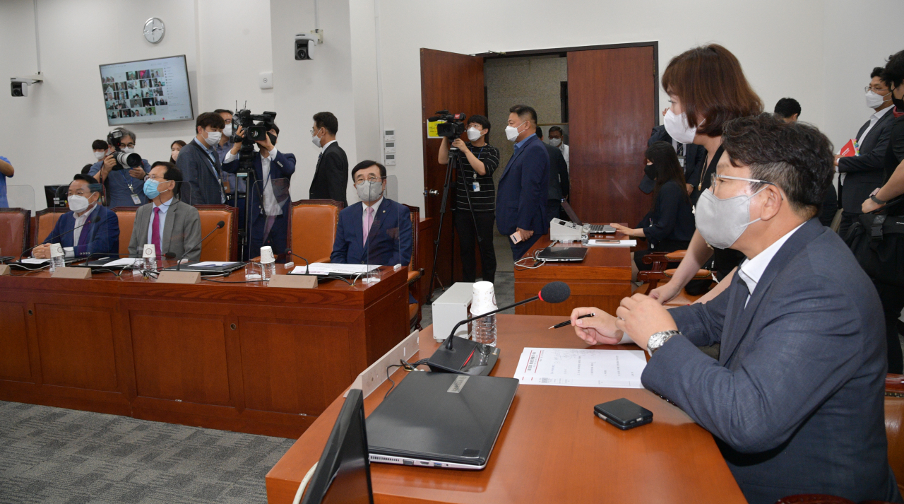 권성동 원내대표가 9일 오후 서울 여의도 국회에서 열린 화상의원총회에 참석해 있다. [연합]