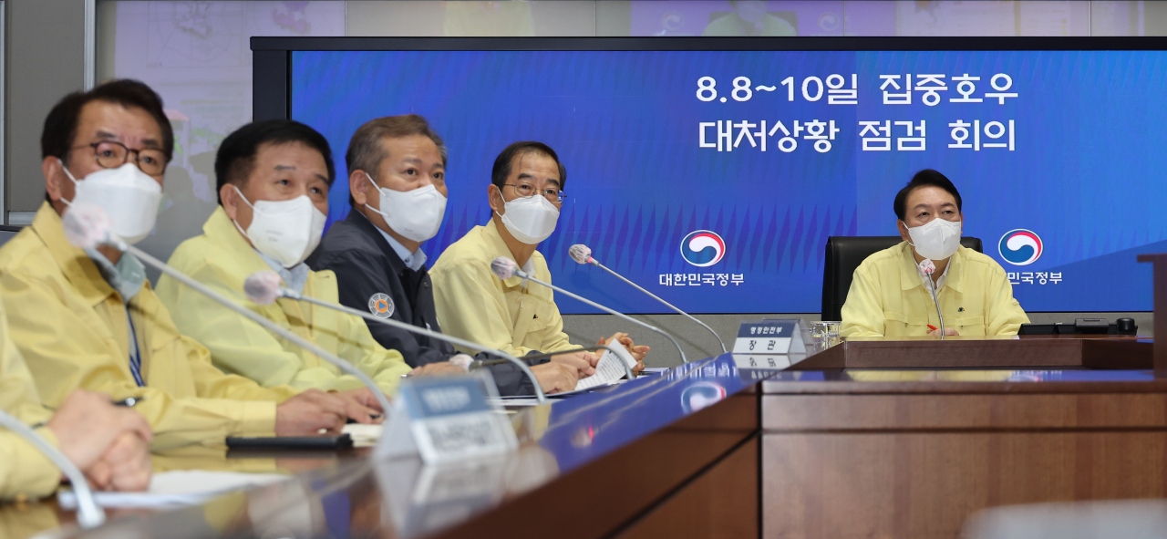윤석열 대통령이 10일 정부서울청사 중앙재난안전상황실 서울상황센터에서 열린 집중호우 대처상황 점검회의에 참석, 관계 부처 보고를 받고 있다. [연합]