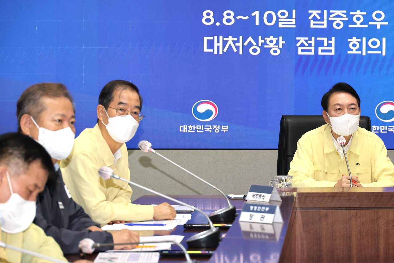 윤석열 대통령이 10일 정부서울청사 중앙재난안전상황실 서울상황센터에서 열린 집중호우 대처상황 점검회의에 참석하고 있다. [연합]