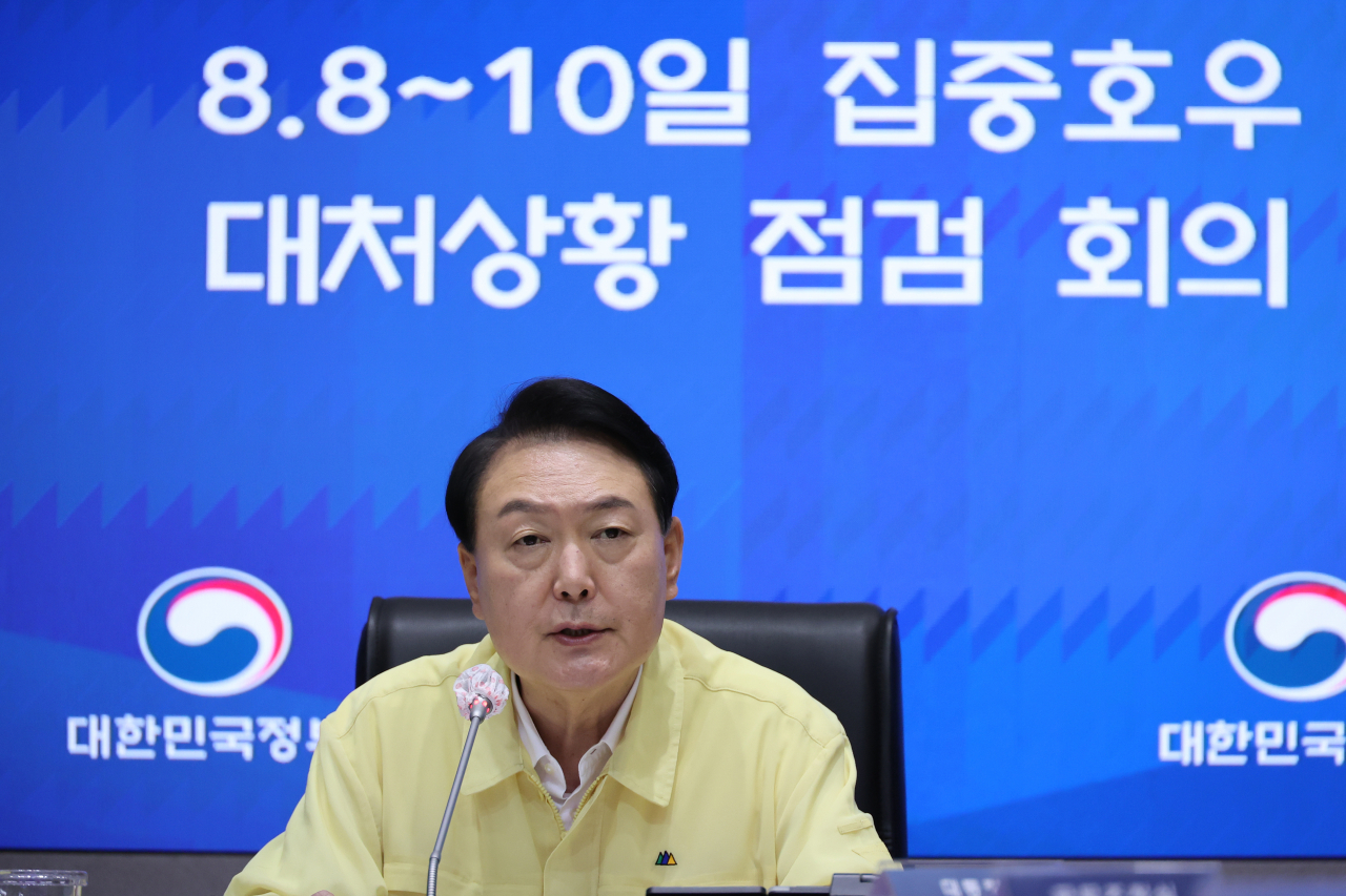 윤석열 대통령이 10일 정부서울청사 중앙재난안전상황실 서울상황센터에서 열린 집중호우 대처상황 점검회의에 참석, 발언하고 있다. [연합]