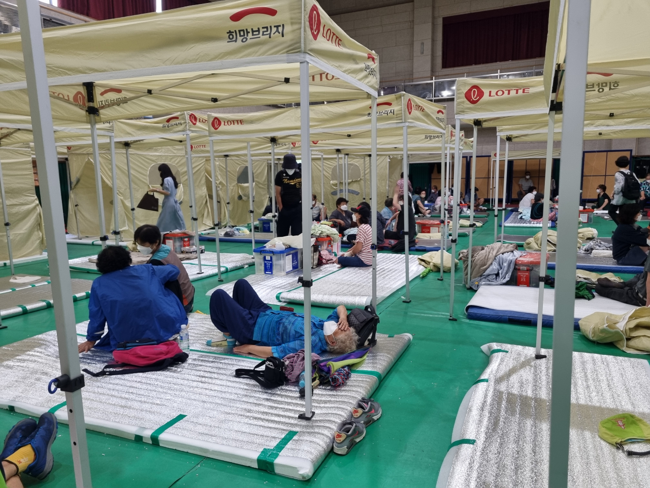 지난 9일 오후 서울 강남구 구룡중 체육관에 마련된 대피소에서 전날 오후 발생한 폭우로 피해를 본 거주민 여럿이 휴식을 취하고 있다. 김영철 기자