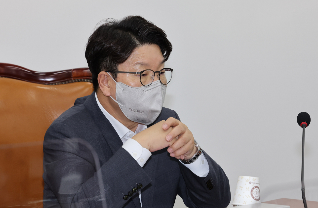 권성동 원내대표가 지난 9일 오후 서울 여의도 국회에서 열린 화상의원총회에 참석해 있다. [이상섭 기자]