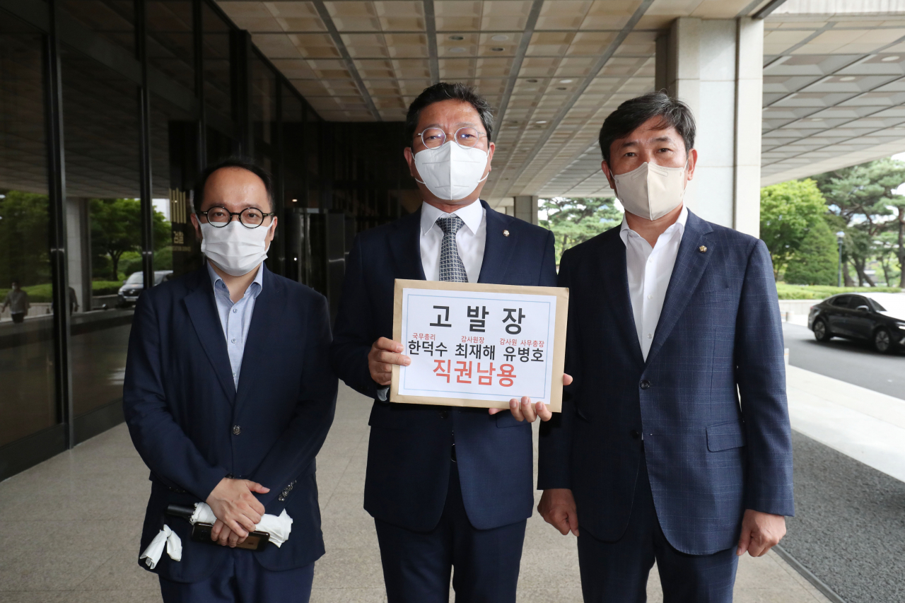 더불어민주당 김승원 의원(왼쪽두번째)과 조오섭 대변인(왼쪽세번째) 등이 8일 오전 한덕수 국무총리와 최재해 감사원장, 유병호 감사원 사무총장을 직권남용 혐의로 고발하기 위해 서울 서초구 서울중앙지방검찰청 민원실로 이동하고 있다. [연합]