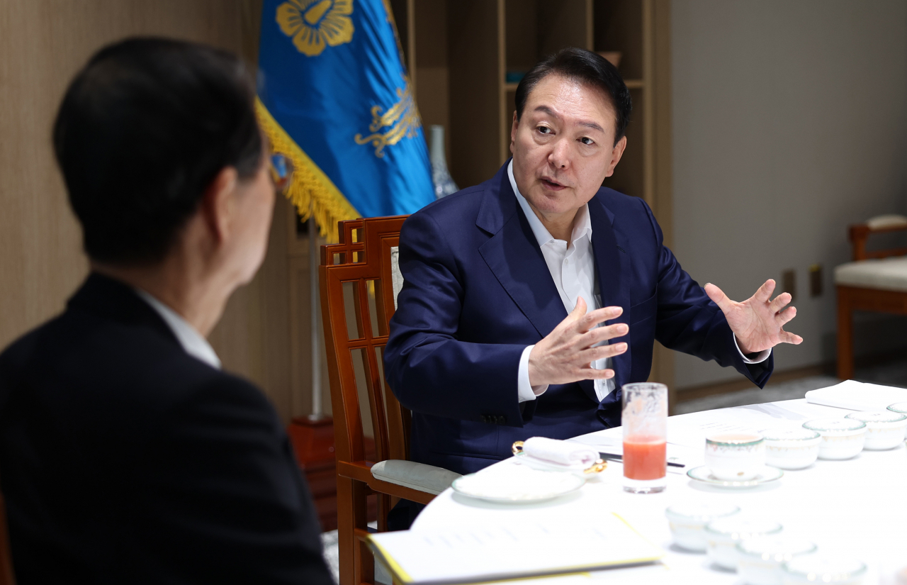 윤석열 대통령이 지난달 18일 대통령실에서 열린 국무총리 주례회동에서 한덕수 국무총리와 대화하고 있다. [연합]