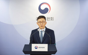권대영 금융위원회 금융정책국장이 9일 오후 서울 정부서울청사 합동브리핑실에서 ‘안심전환대출 세부 추진계획 마련’ 백브리핑을 하고 있다. [연합]