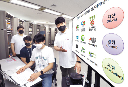 LGU+는 기업고객 전용 PC보안 솔루션 패키지 ‘U+클라우드 보안팩’의 상품 경쟁력을 강화한다고 10일 밝혔다. LGU+ 직원들이 U+클라우드 보안팩을 소개하고 있다. [LG유플러스 제공]