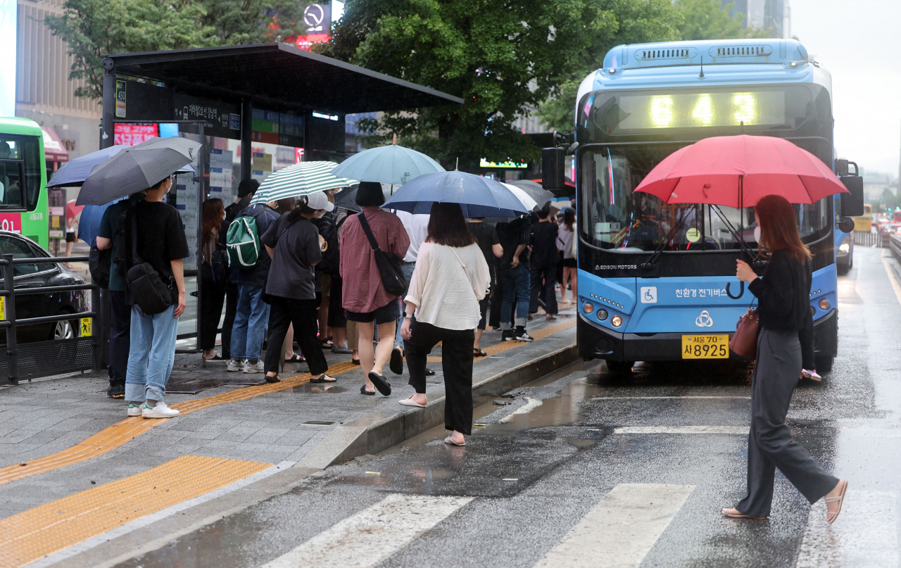 9일 오전 서울 강남역에서 출근길 시민이 버스를 기다리고 있다. [연합]