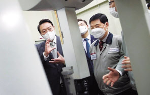 윤석열 대통령이 당선인 시절인 지난 4월 경남 창원시 창원국가산업단지 내 원전 가스터빈 부품업체를 방문해 공장 설비를 살펴보고 있다. [연합]