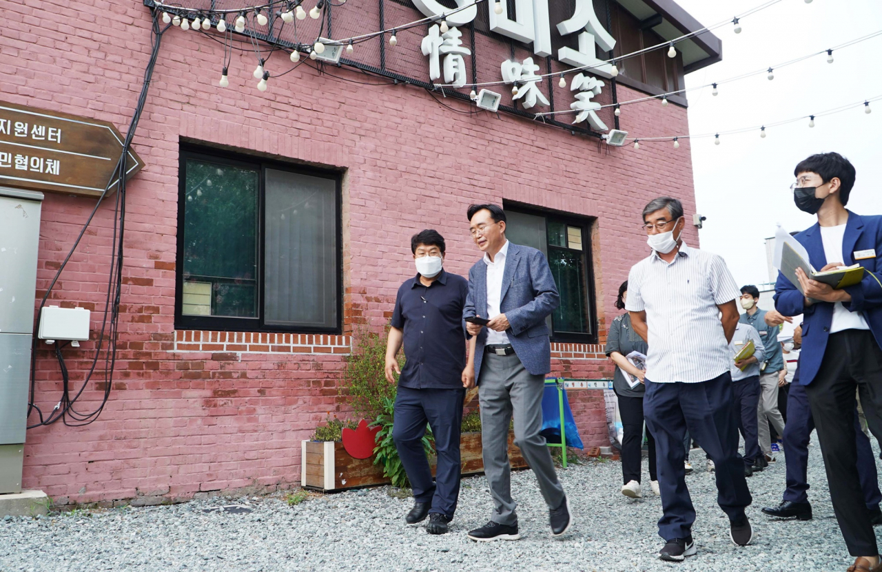 도시재생사업 현장을 살펴보고 있는 윤병태나주시장(왼쪽 두번째)