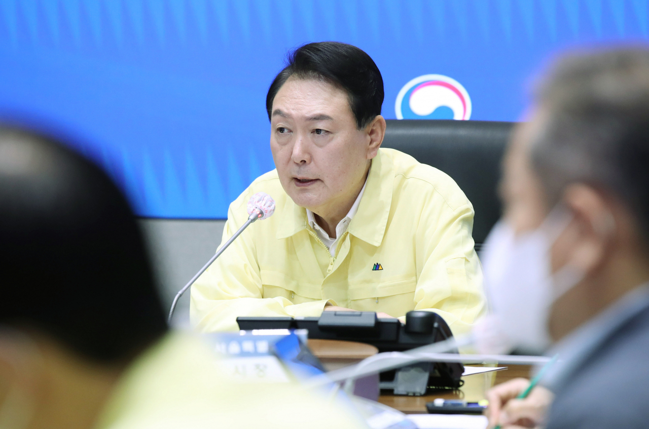 윤석열 대통령이 10일 오전 서울 정부서울청사 중앙재난안전상황실 서울상황센터에서 열린 하천홍수 및 도심침수 대책회의를 주재하고 있다. [대통령실 통신사진기자단]