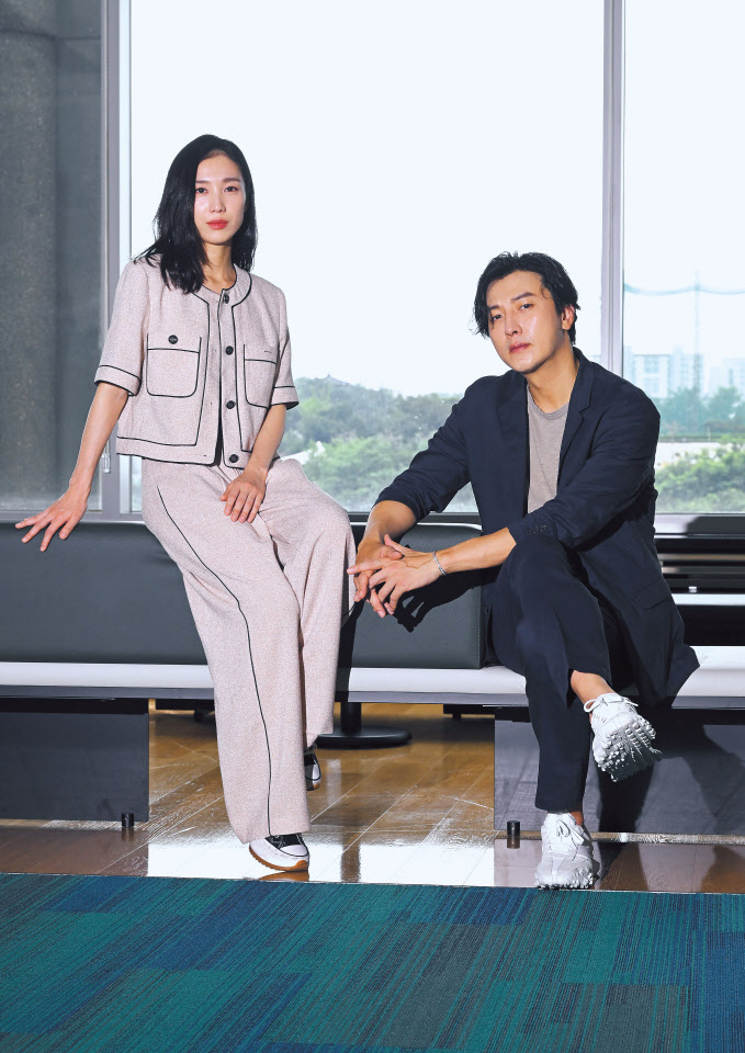 연극 ‘햄릿’의 막내 라인인 배우 박건형 박지연은 이 작품을 통해 “굳은살 도려내고 배우로의 시간 돌아보는 날들을 보내고 있다”고 말했다. 임세준 기자