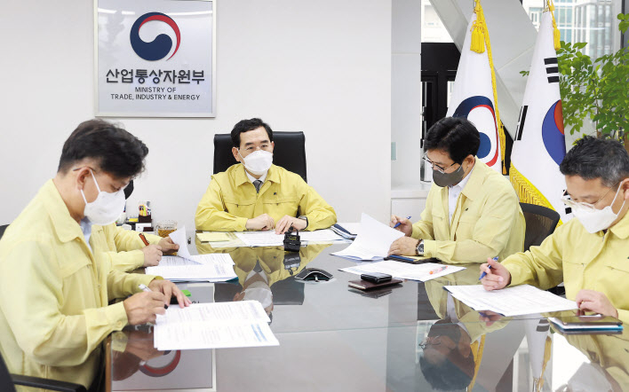 이창양(가운데) 산업통상자원부 장관이 9일 정부서울청사 집무실에서 ‘집중호우 관련 에너지시설·산업단지 상황 점검회의’를 주재하고 있다. [연합］