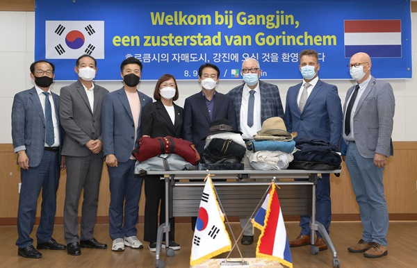 전남 강진군과 네덜란드 호르큼시 관계자들이 의류 기증식을 갖고 있다. [강진군 제공]