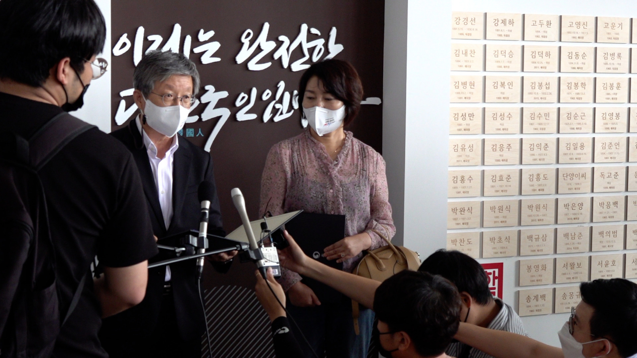 윤동주, 송몽규 지사의 조카들이 언론 인터뷰중인 모습. [사진=안경찬 PD]
