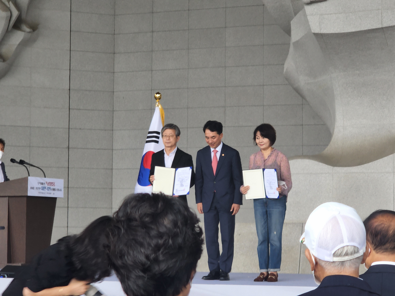 박민식 국가보훈처장(사진 가운데)이 독립유공지사 윤동주, 송몽규 지사의 유족들과 함께 선 모습. [헤럴드DB]