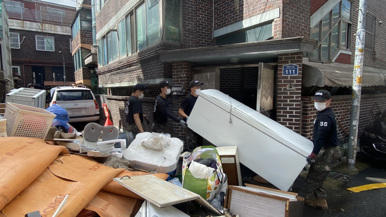 수방사 장병들이 10일 서울 관악구 저지대 침수가옥에서 수해 복구 작업을 펼치고 있다. [육군 제공]