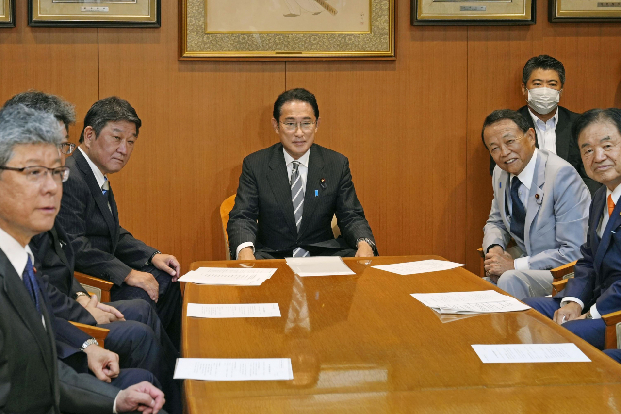 기시다 후미오(가운데·岸田文雄) 일본 총리와 모테기 도시미쓰(茂木敏充) 자민당 간사장, 아소 다로(麻生太郞) 자민당 부총재 등 집권 자민당 주요 인사들이 10일(현지시간) 모여 있는 모습. [AP]