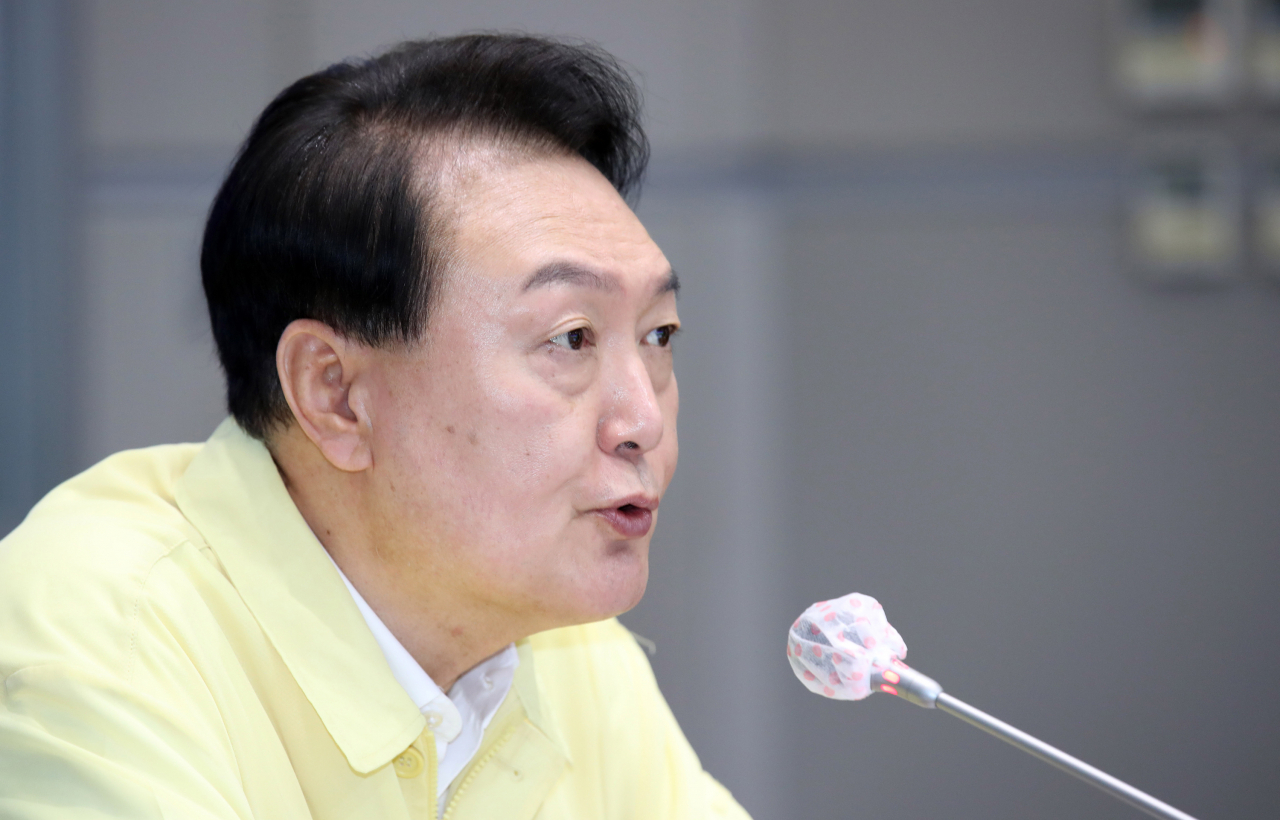 윤석열 대통령이 10일 오전 서울 정부서울청사 중앙재난안전상황실 서울상황센터에서 열린 하천홍수 및 도심침수 대책회의를 주재하고 있다. [연합]