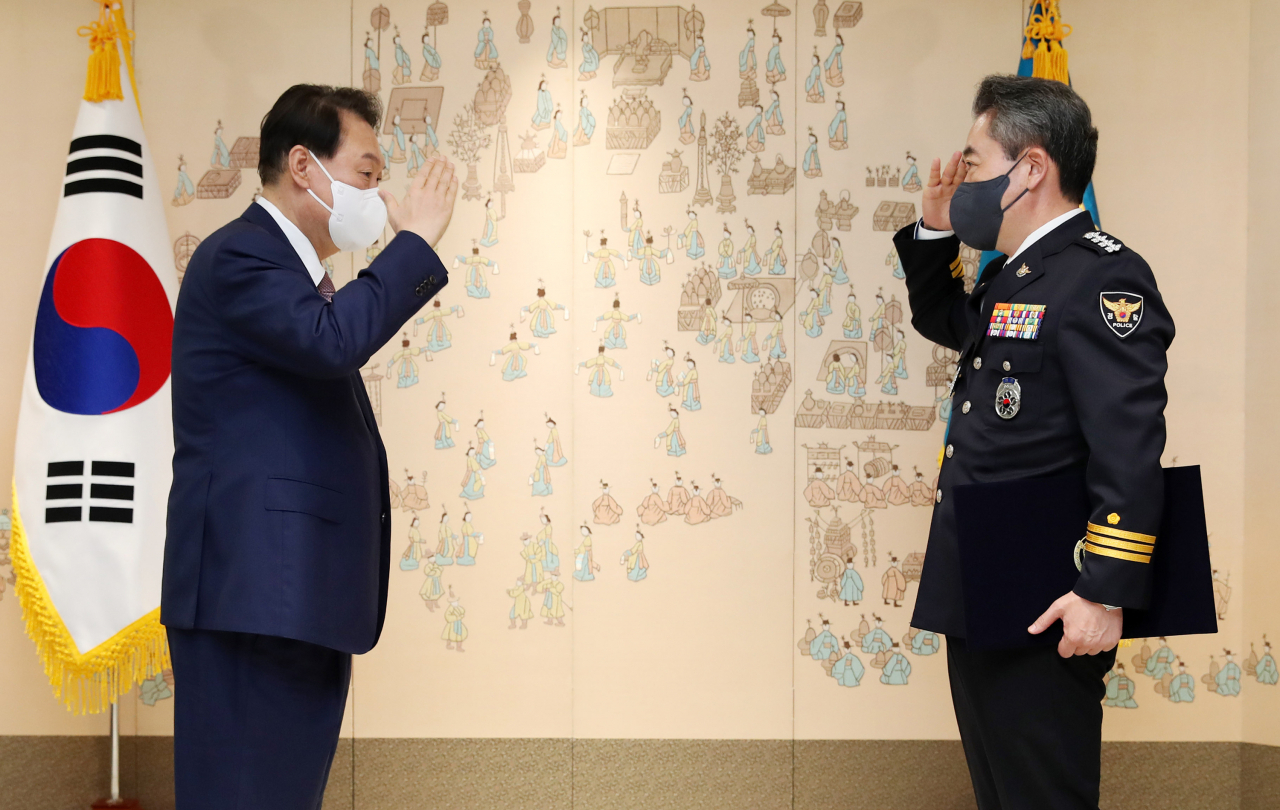 윤석열 대통령이 10일 오후 서울 용산 대통령실 청사에서 윤희근 경찰청장에게 임명장을 수여한 뒤 거수경례에 거수경례로 답하고 있다. [연합]