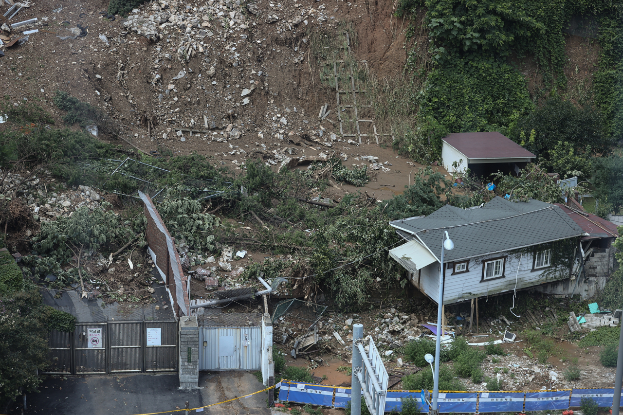 10일 오후 서울 동작구 경문고등학교 측면에 토사와 구조물이 폭우로 인해 쓸려 내려와 있다. 동작구는 중부지방에 큰 비가 내린 지난 이틀 간 서울시 자치구 중 가장 많은 524.5mm에 달하는 누적 강우량을 기록했다. [연합]