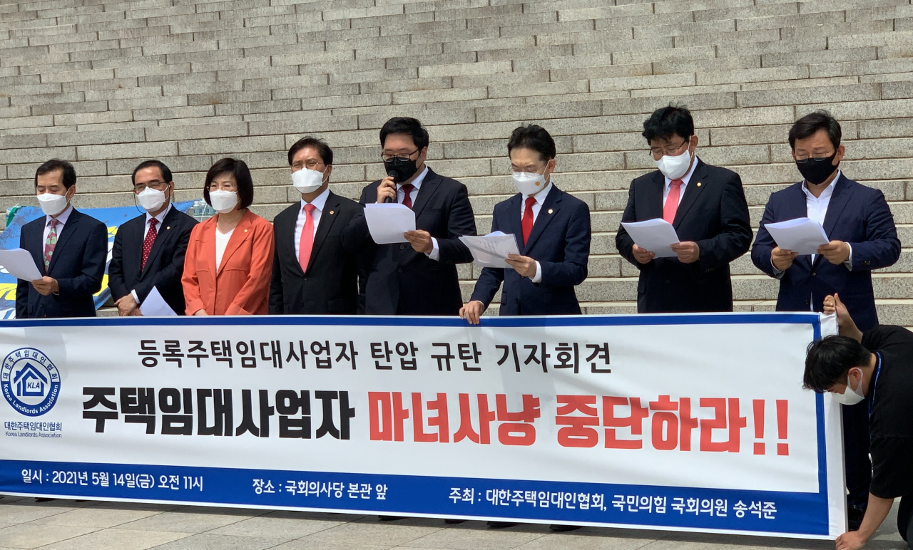 대한주택임대인협회는 9일 등록임대 자동말소와 임대차3법으로 인해 전세대란이 아닌 ‘월세대란’이 왔다며 관련법 수정을 강력히 촉구했다.