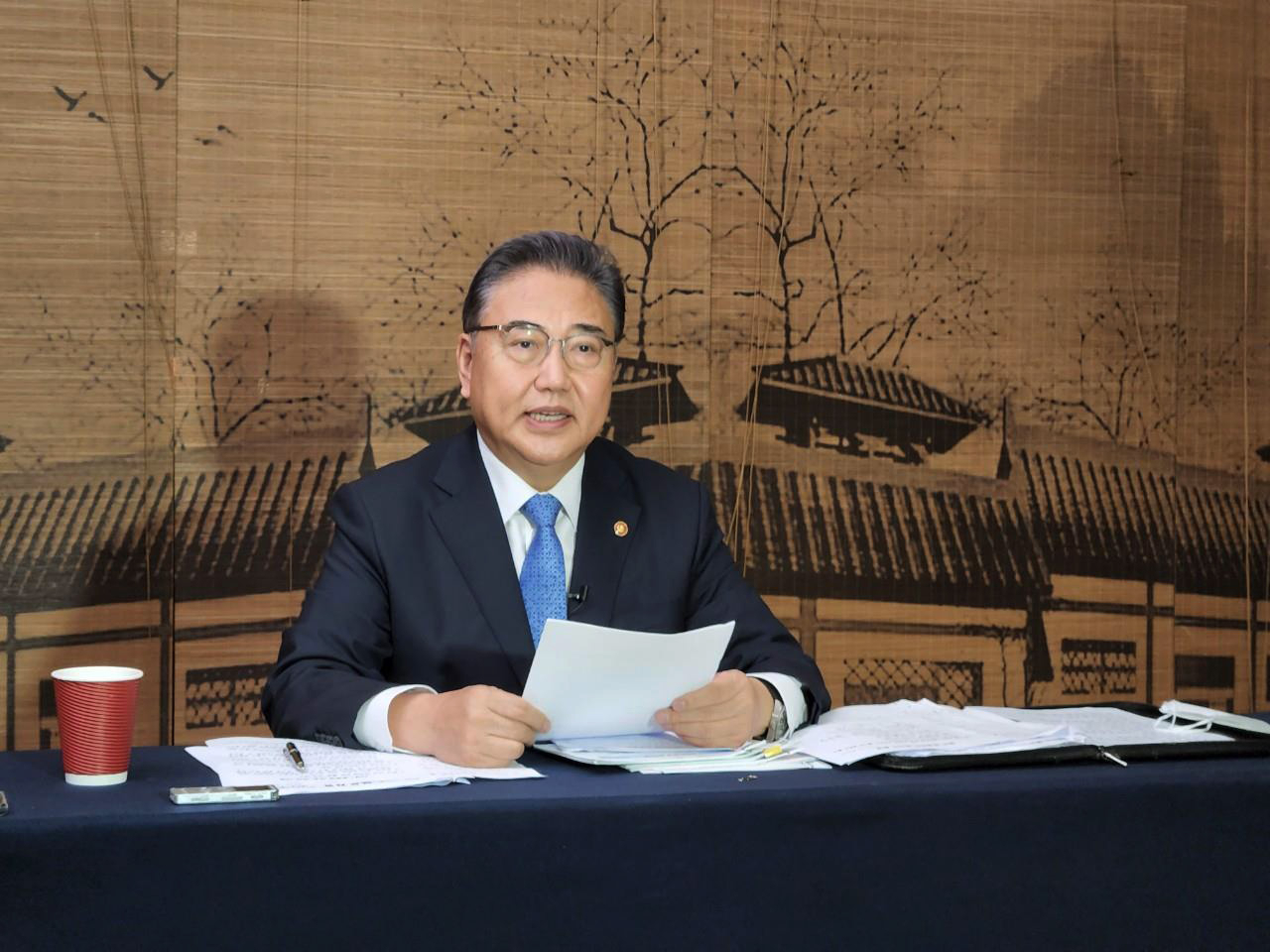 박진 외교부 장관이 10일 중국 산둥성 칭다오 지모고성군란호텔에서 열린 한국 기자단과의 간담회에서 브리핑하고 한국 취재진에게 방중 결과를 설명하고 있다. [연합]