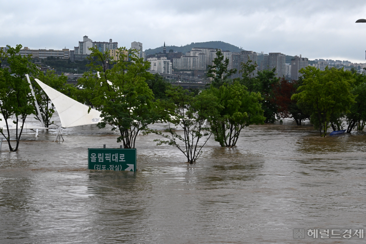 서울과 수도권 및 중부지방에 기록적인 폭우가 쏟아진 가운데 9일 서울 서초구 반포대교 일대 한강공원이 지난밤 내린 폭우로 인해 물에 잠겨있다. 임세준 기자