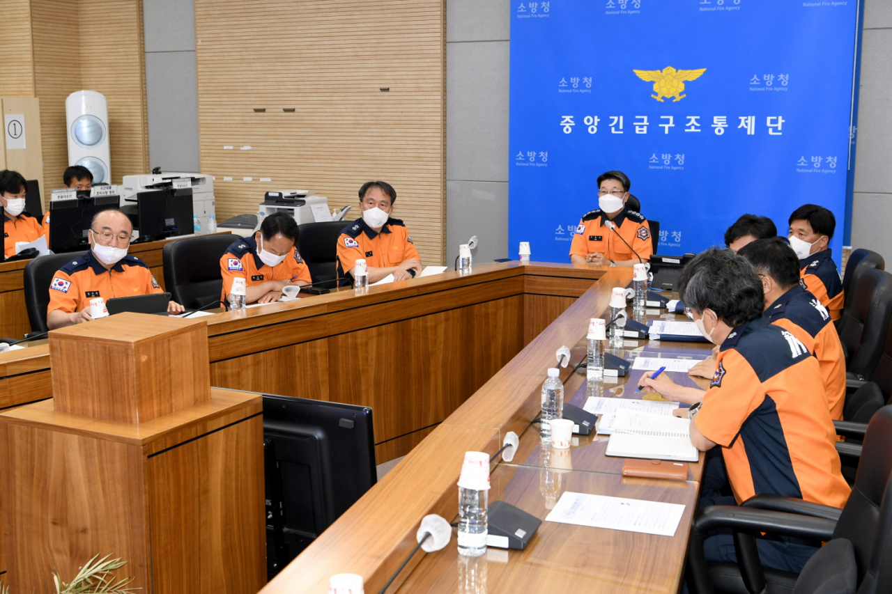 이흥교 소방청장이 9일 오후 세종시 소방청 지휘작전실에서 집중호우와 관련해 전국 시·도 소방본부장 긴급 상황점검 영상회의를 주재하고 있다. [연합]