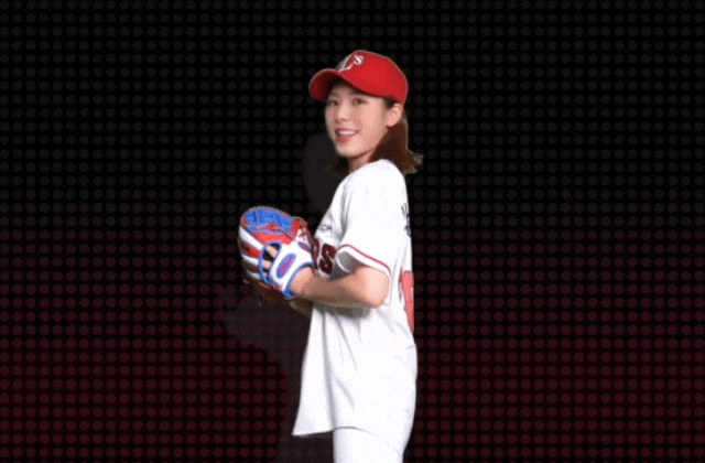 10일 신세계 가상인간 와이티가 SSG랜더스 홈경기 시구를 했다. [신세계 제공]