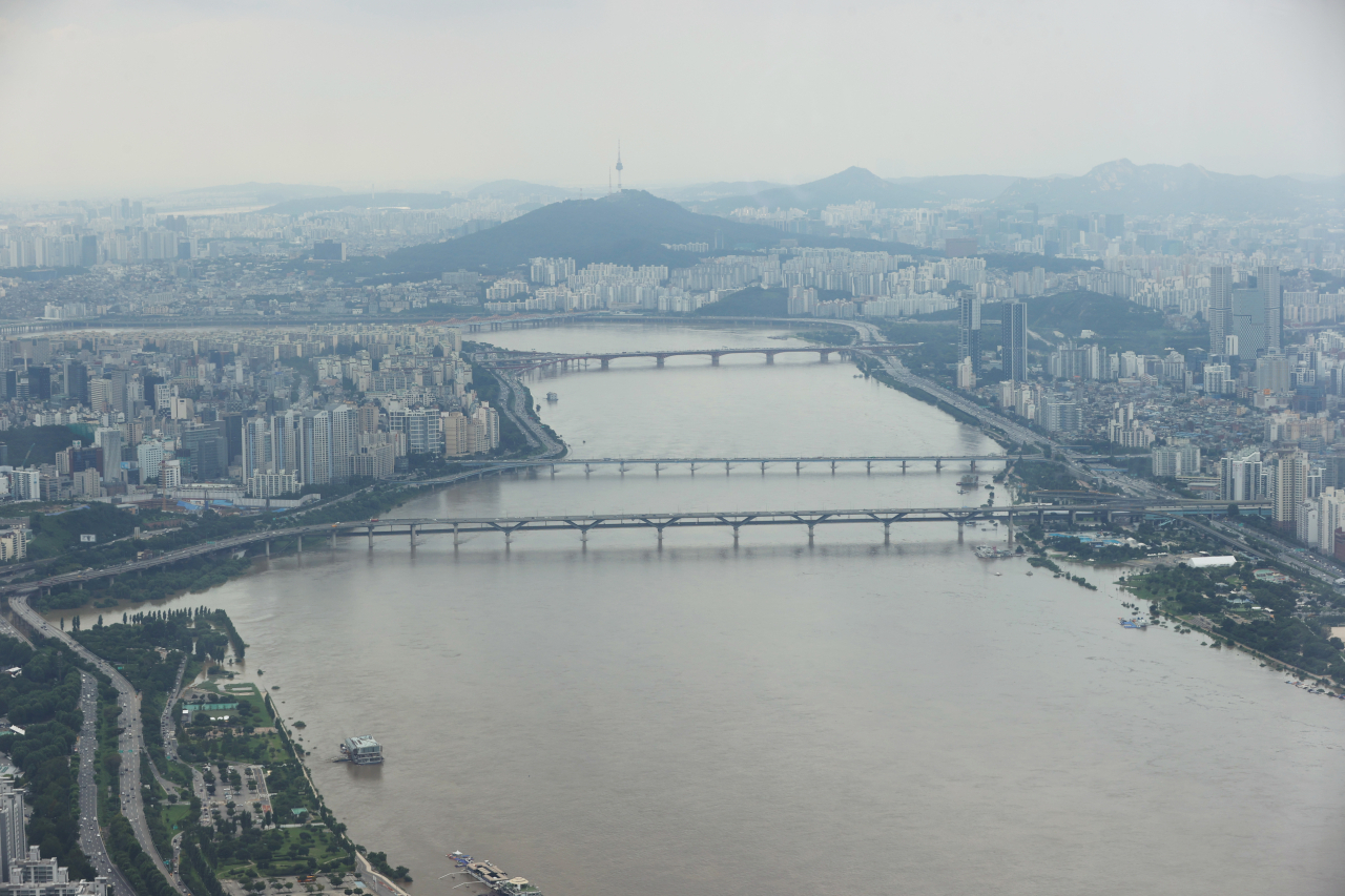 10일 오후 서울 송파구 롯데월드타워 서울스카이에서 바라본 한강의 모습. [연합]