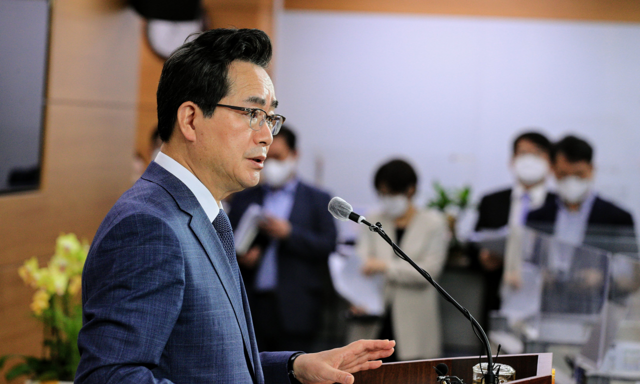 정황근 농림축산식품부 장관이 10일 세종시 정부세종청사에서 새 정부 농식품 분야 업무보고 내용을 브리핑하고 있다. 정 장관은 이 자리에서 추석 물가안정을 최우선 과제로 추진하면서 임기 내에 식량안보 강화, 농업의 미래성장산업화, 매력적인 농촌공간 조성, 동물복지 강화 등에서 성과를 내겠다고 강조했다. [농림축산식품부 장관]