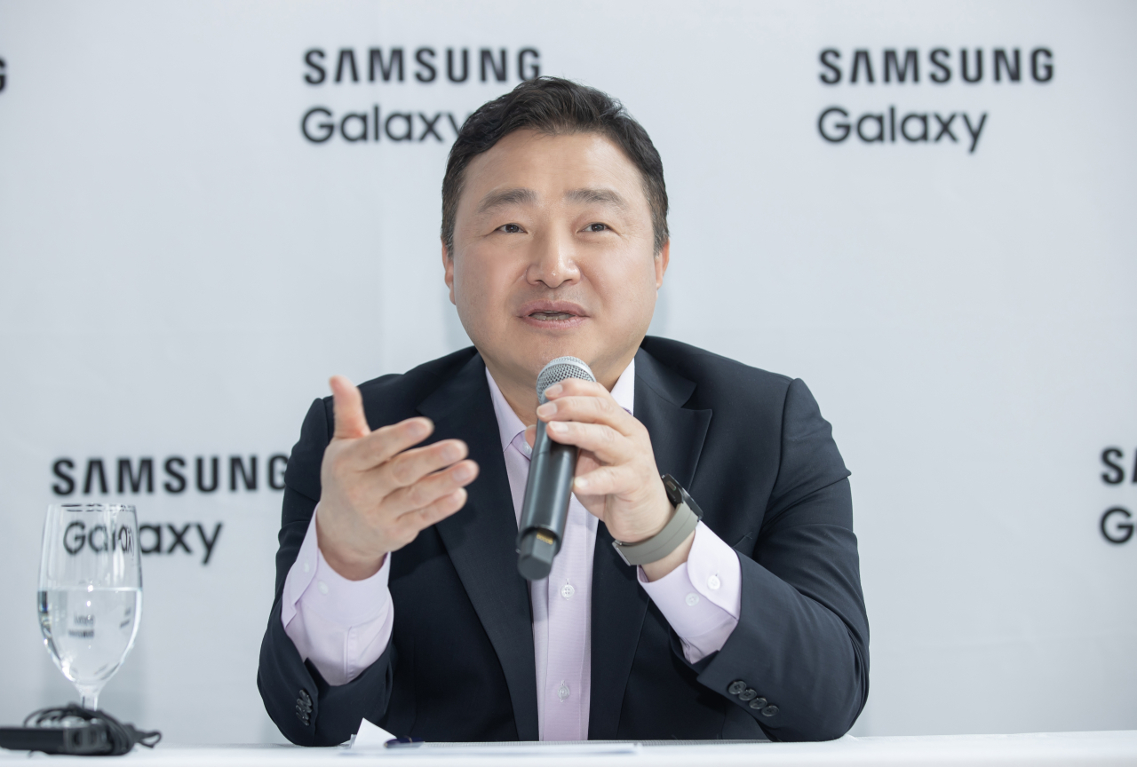 노태문 삼성전자 MX사업부장(사장)이 10일(현지시간) 미국 뉴욕에서 열린 기자간담회에서 폴더블폰사업 전략에 대해 설명하고 있다. [삼성전자 제공]