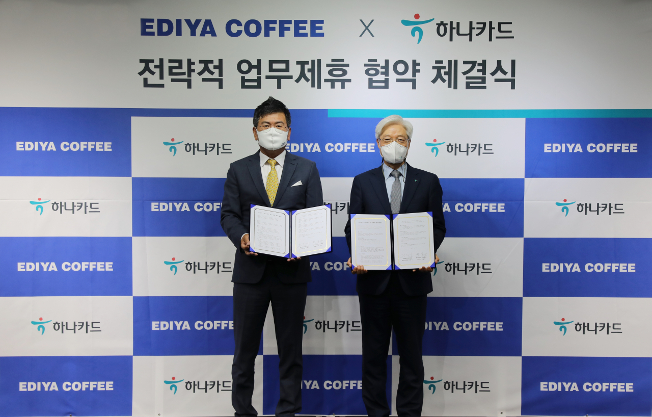 하나카드는 10일 서울 강남구 소재 이디야커피 본사에서 업무협약식을 가졌다. 문창기(사진 왼쪽) 이디야커피 회장과 권길주 하나카드 대표이사가 기념촬영을 하고 있다.[하나카드 제공]