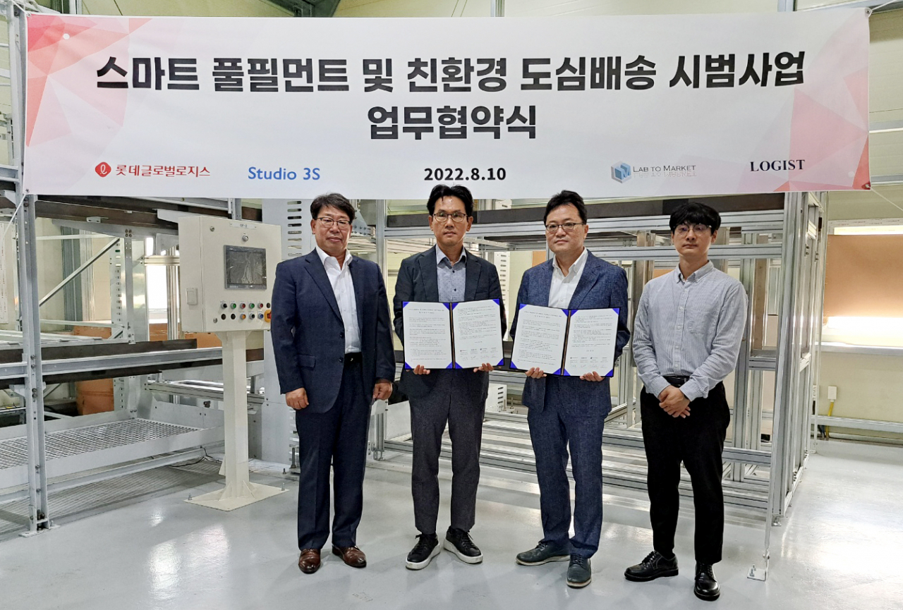 한태교(왼쪽부터) 스튜디오3S 대표, 이현목 롯데글로벌로지스 상무, 장윤석 랩투마켓 대표, 정동명 로지스트 대표가 지난 10일 경기 고양시에 위치한 스마트풀필먼트 센터에서 ‘스마트풀필먼트 및 친환경 도심배송 시범사업을 위한 업무협약’을 체결한 뒤 기념사진을 촬영하고 있다. [롯데글로벌로지스 제공]