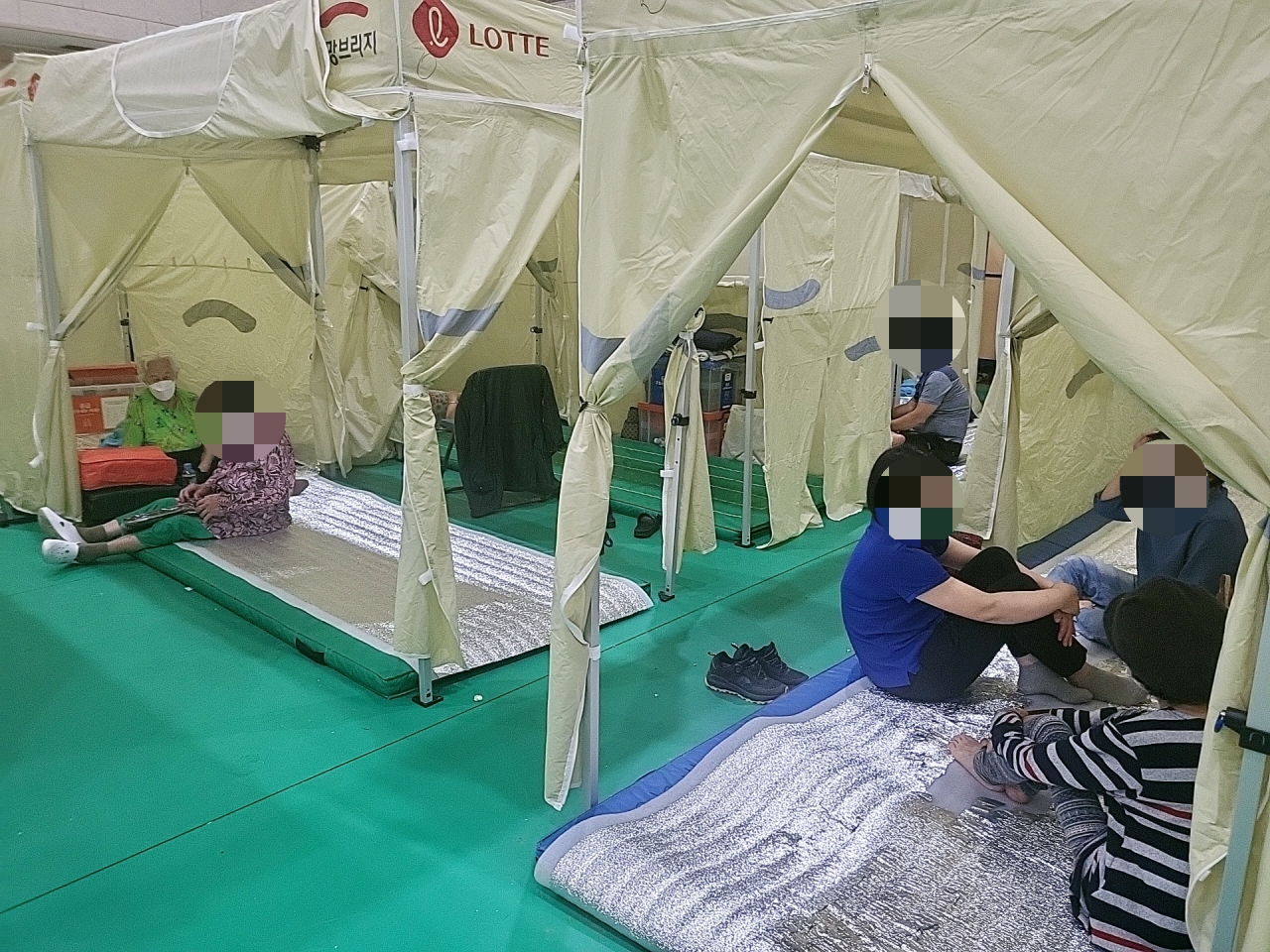 서울 강남구에 위치한 대피소 내부. 농구 코트 크기만 한 길이 28m, 너비 18m 체육관에 이재민 95명이 머물고 있다. 박혜원 기자.