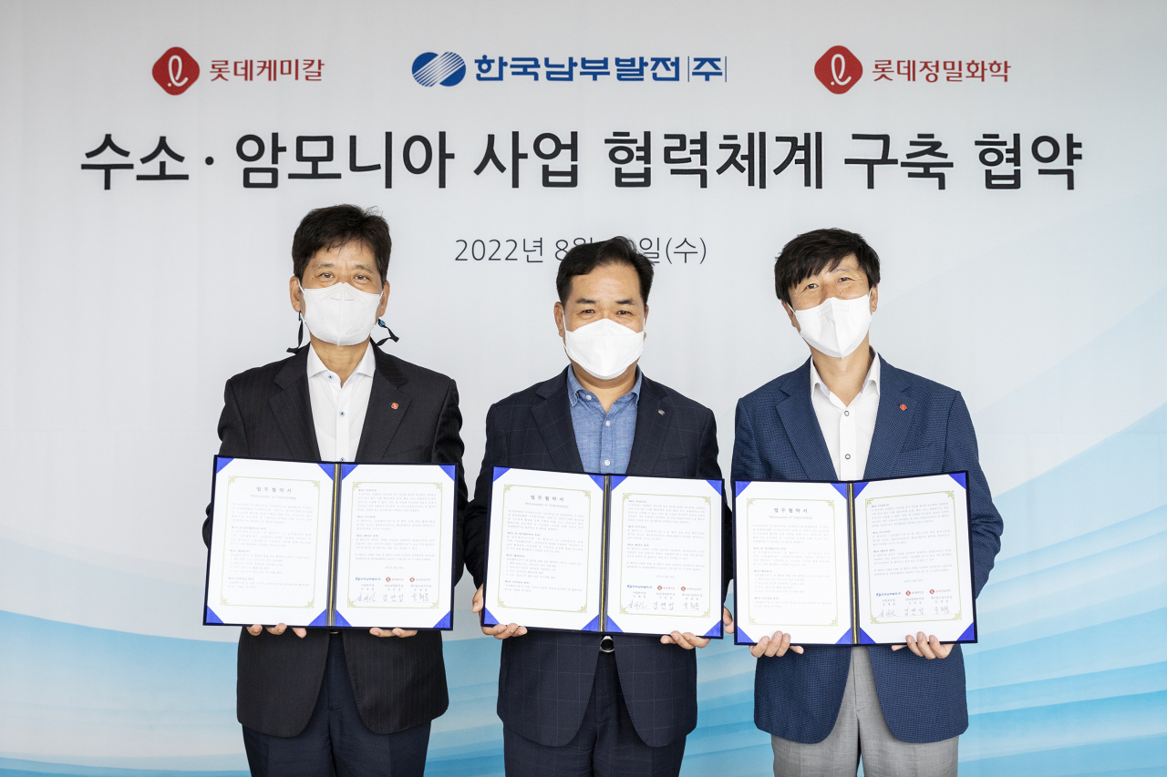 김연섭(왼쪽부터) 롯데케미칼 ESG경영본부장, 심재원 한국남부발전 사업본부장, 윤희용 롯데정밀화학 케미칼사업부문장이 지난 10일 서울 송파구 롯데월드타워에서 청정 수소·암모니아 공동개발에 대한 업무협약 후 기념사진을 찍고 있다. [롯데케미칼 제공]