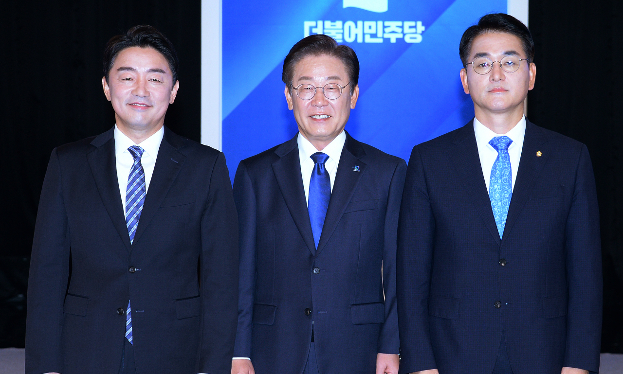 10일 대전시 유성구 도룡동 TJB대전방송에서 열린 '더불어민주당 당대표 후보자 방송 토론회'시작 전 강훈식, 이재명, 박용진 후보(왼쪽부터)가 기념촬영을 하고 있다. [연합]